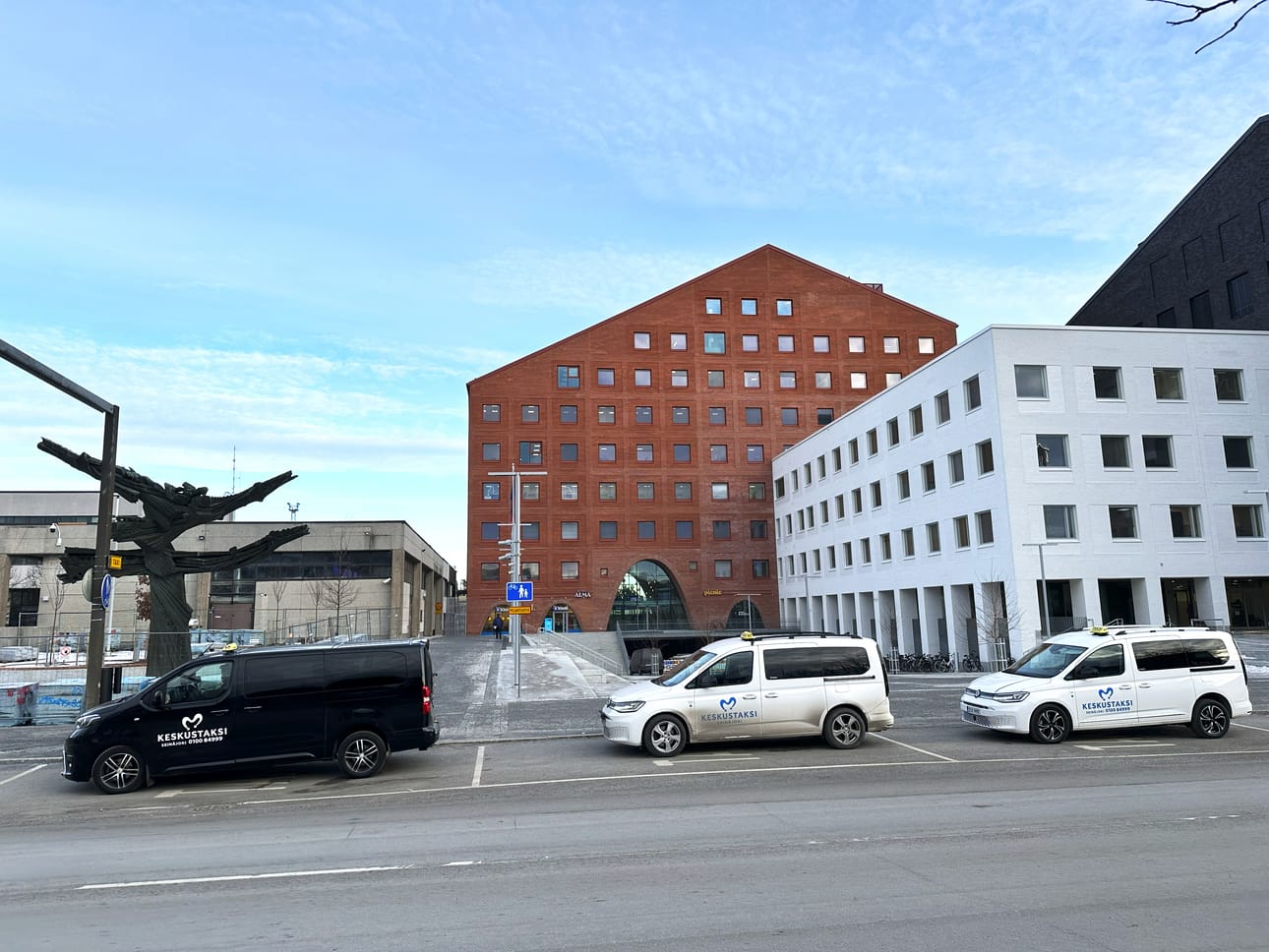 Aseman edustalla on viisi taksipaikkaa ja viisi paikkaa saatoliikenteen autoille.
