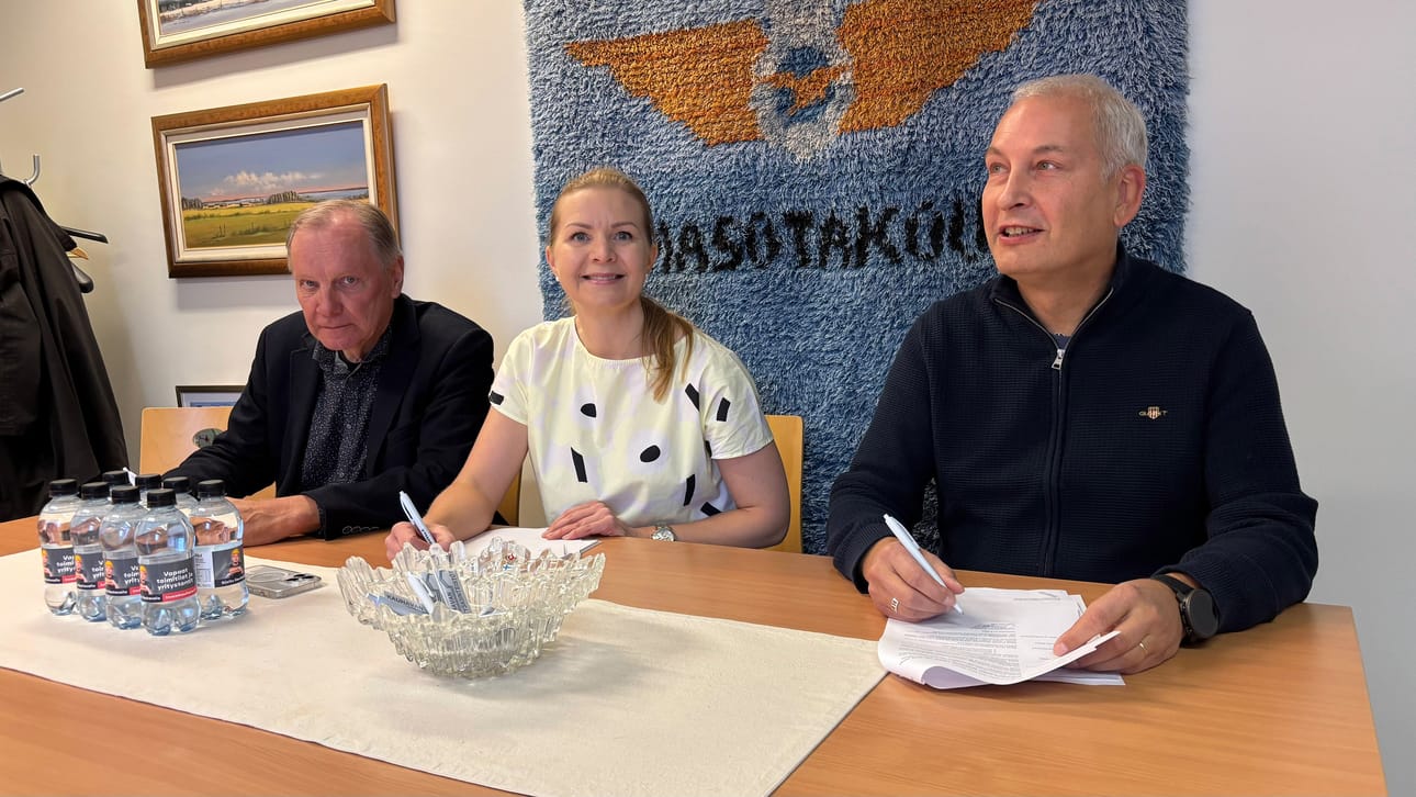 Pohjanmaan Osuuspankin hallituksen puheenjohtaja Harri Takala, toimitusjohtaja Hanna Linna ja Kauhavan Vuokra-asunnot Oy:n hallituksen puheenjohtaja Jouni Mäenpää tonttikaupan allekirjoitustilaisuudessa. Pohjanmaan Osuuspankin pitkäaikainen haave omasta toimitalosta Kauhavalla on askeleen lähempänä toteutumista.