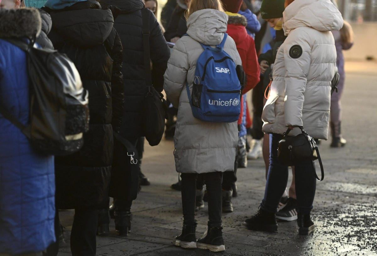 Ukrainalaiset menevät tilapäisen suojelun prosessiin, eivätkä siis käy turvapaikkapuhutteluissa. Tulkkaustarve on muun muassa tulijoiden rekisteröinnissä ja vastaanottokeskuksissa. LEHTIKUVA / HEIKKI SAUKKOMAA