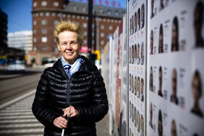 Kynnys ry:n toiminnanjohtaja, näkövammainen Merja Heikkonen ja avustaja Katja Hakasalo tutustuivat Hakaniemen torin vieressä oleviin vaalimainoksiin Helsingissä keskiviikkona. KUVA: Joel Maisalmi