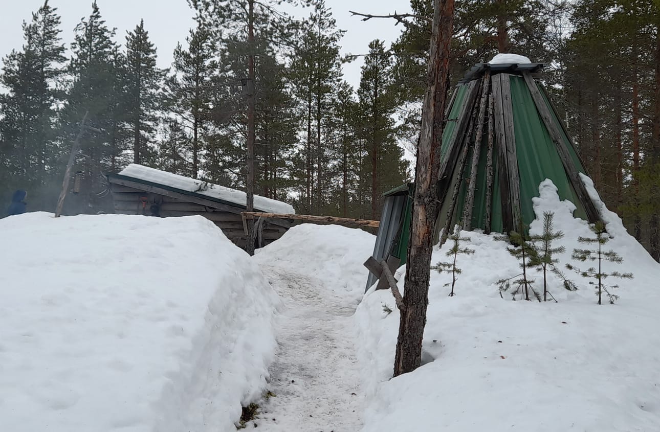 Hiihtolomaviikon alkaessa lunta on Siikajokivarressa vielä paksusti. Kuva nuotiopaikalta Kestilästä.