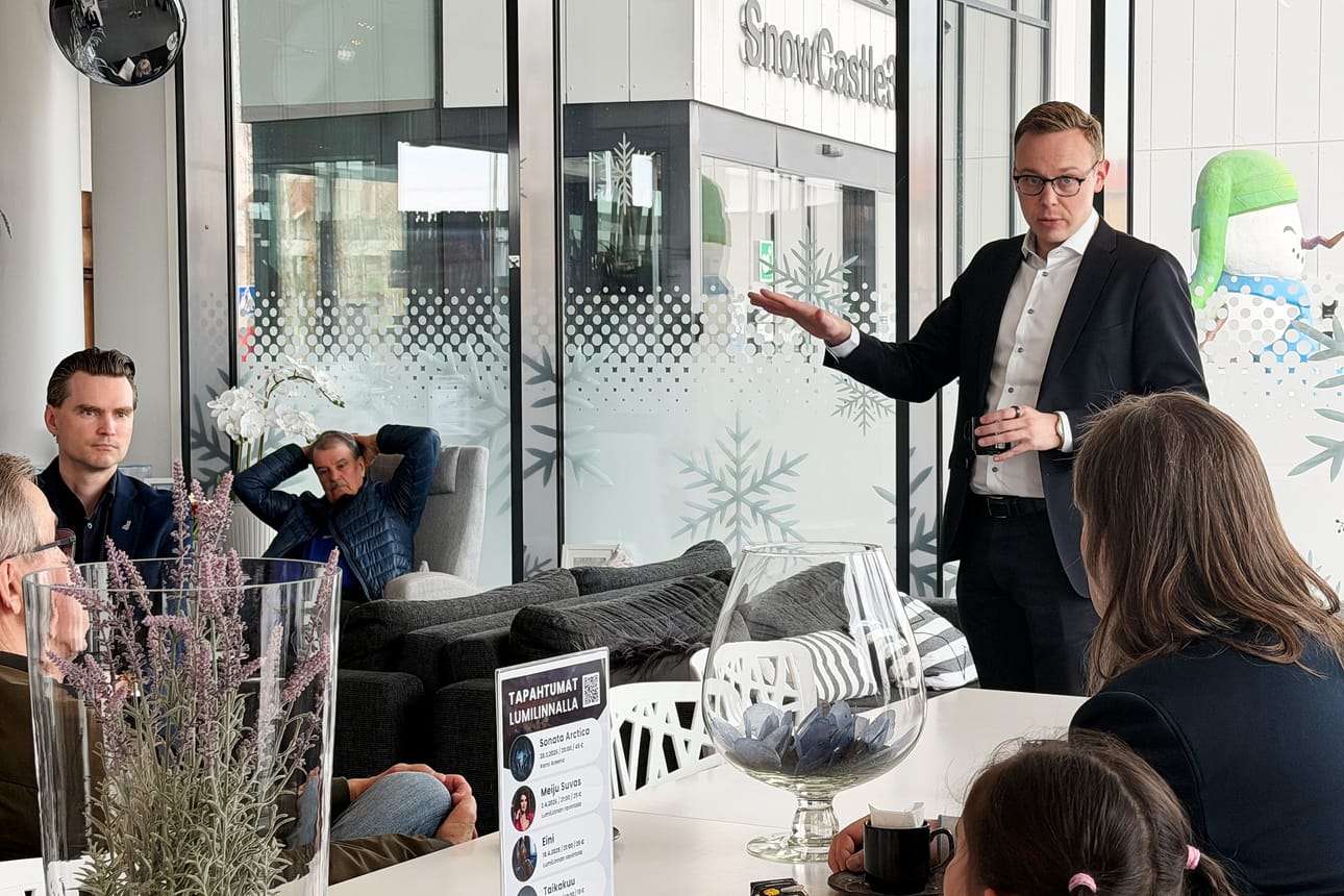 Matias Marttinen oli maanantaina vierailulla Kemissä. Hän kävi tutustumassa muun muassa Tornion Outokummun tehtaaseen, ja tapasi Kemin kaupunginjohtoa ja kuntalaisia yleisötilaisuudessa lumilinnalla.