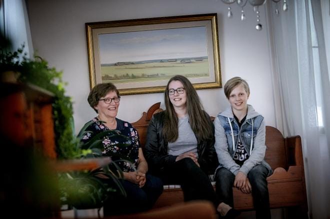 Tuulikki Mäkinen (vas.), Maarit Hosionaho ja Nikolai Hosionaho Alajärveltä matkustavat viikonlopuksi suviseuroihin Pohjois-Pohjanmaalle Muhokselle. Valtava tapahtuma kerää paikalle noin 80 000 kävijää. Tapahtuman koko näkyy myös järjestelyissä. Seura-alueella on muun muassa oma ensiapuasema, kattavat ravintolapalvelut, vanhusten levähdyspaikka ja kaasumyyntiä asuntovaunuihin. KUVAT: JAAKKO ELENIUS
