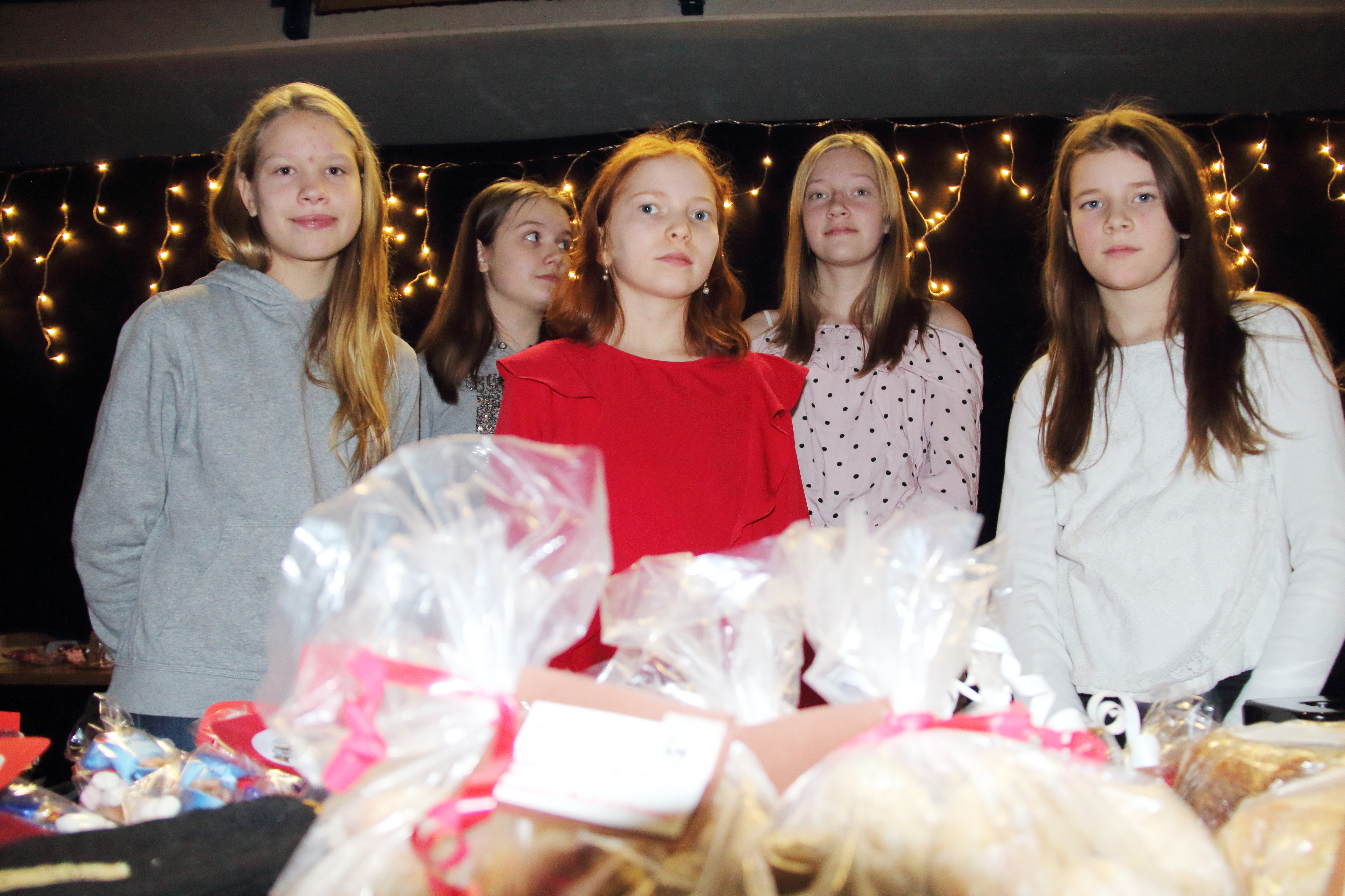 Haapaveden joulunavauksessa piti myyjäispöytää Mäkirinteen koulun 6G-luokka. Kuvassa oikealta: Aino Jylänki, Minna Satela, Nanna Mäkikallio, Eerika Niemi ja Viena Katainen.