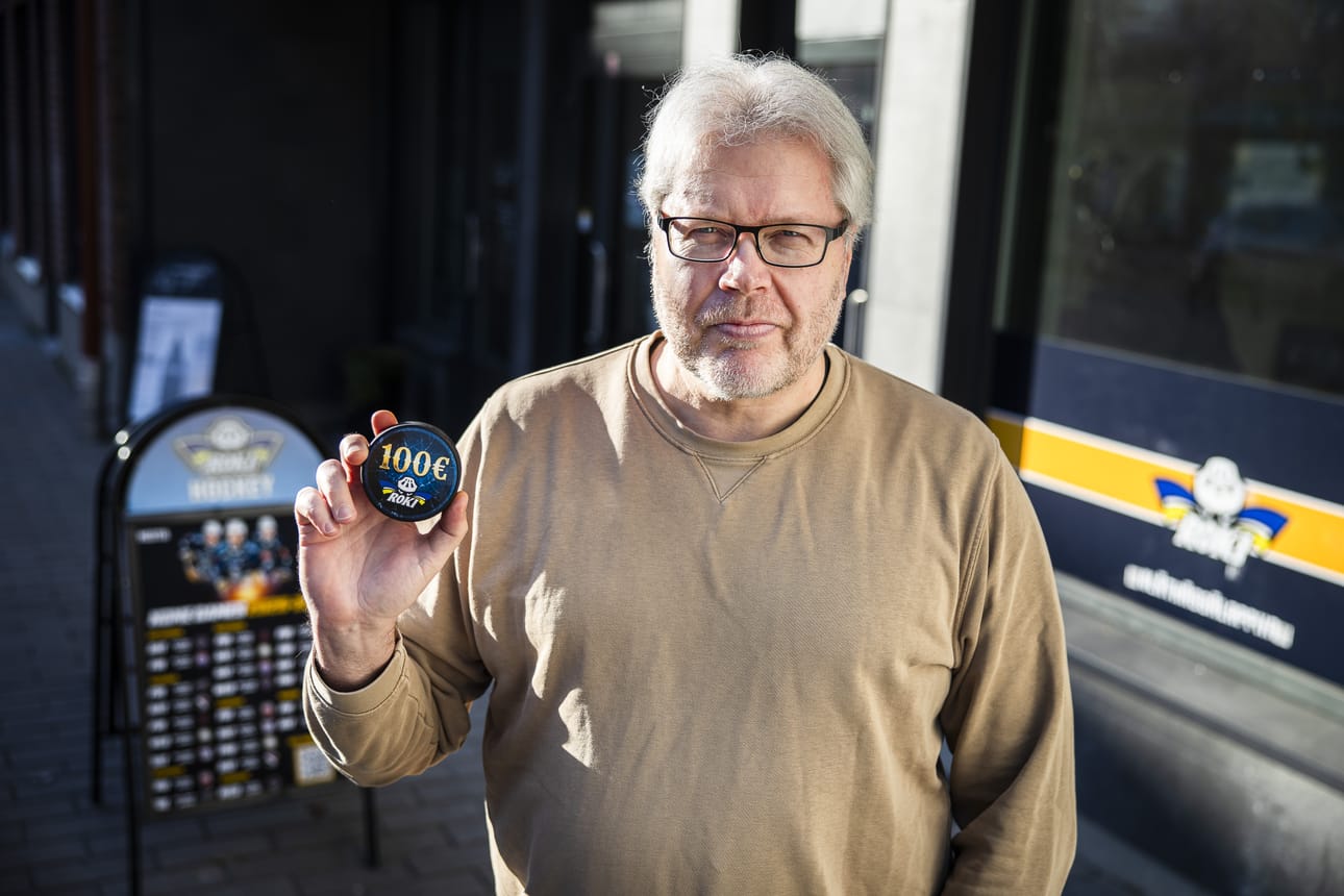 Mika Toivola näyttää satasen kannattajakiekkoa, joita myytiin lokakuun alussa. Sadan kappaleen erästä on jäljellä enää tämä.