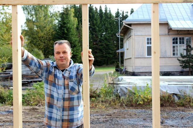 Petri Pihlajaniemen mielestä kannattaisi rakentaa lisää tilaa suomenkielisen yläkoulun ja lukion yhteyteen. KUVA: MINNA ZILLIACUS