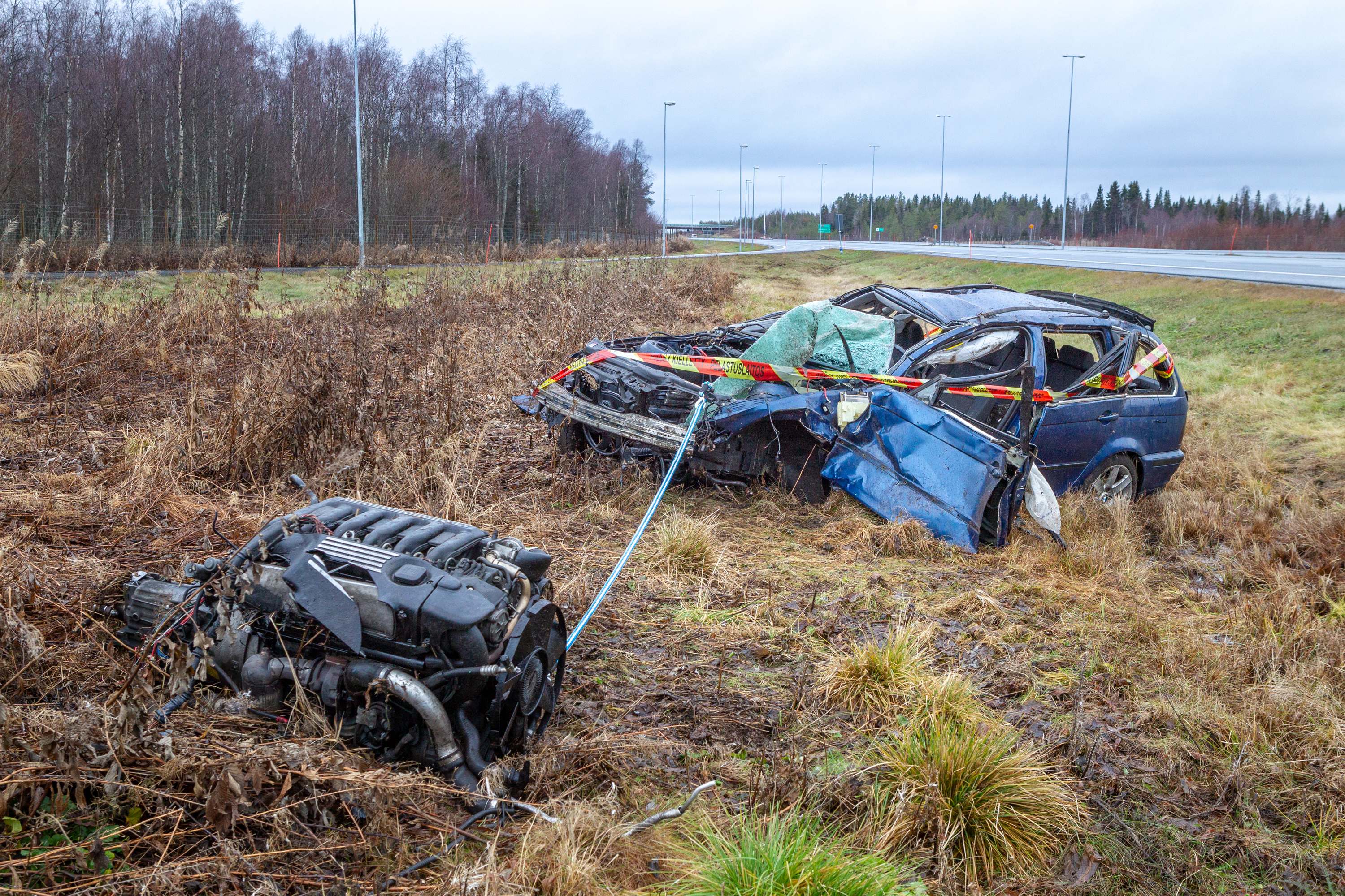 Onnettomuuden rajuudesta kertoo muun muassa se, että auton moottori irtosi kokonaan.