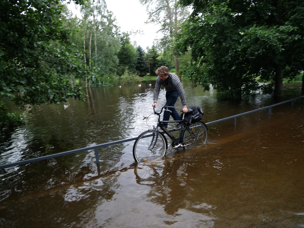 Tällä tavoin tulvivasta Ainolan puistosta voi selvitä kuivin jaloin.