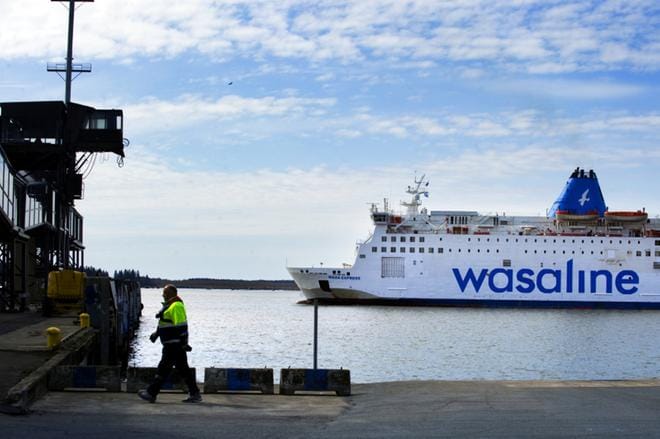 Laivavarustamo ja viranomaiset ovat hyvin selvillä siitä, ketä Vaasan ja Uumajan välillä seilaavassa Wasalinessa matkustaa. KUVA: MINNA ANTILA