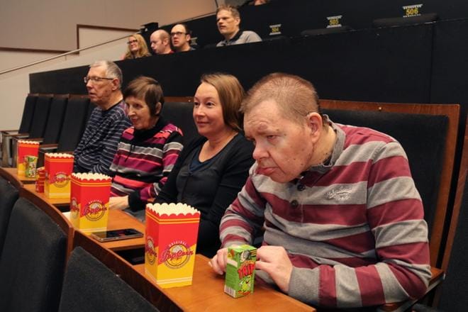 Pauli Seppälä (eturivi vas.), Seija Polvi, Satu Malminiemi, Esa Hauta, Suvi Saksa (takarivi vas.), Esko Hietamäki, Harri Koukkari ja Jukka Haapoja asettuivat mukavasti Y-Kinon sohvapaikoille. KUVA: ANU NAHKALA