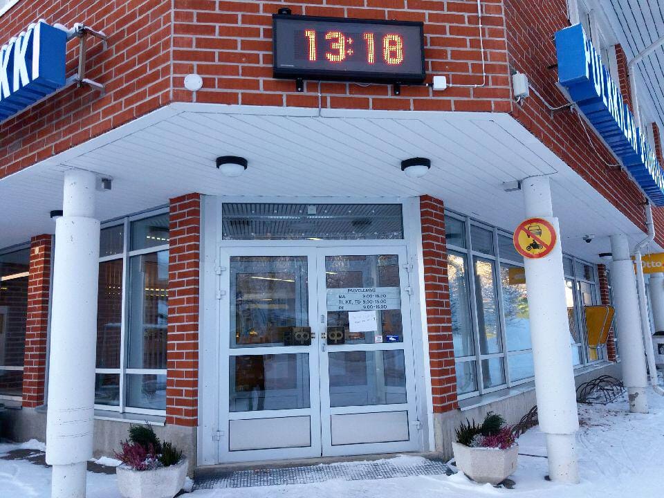 Poliisi tutkii Pulkkilan Osuuspankin konttorissa maanantaiaamuna tapahtunutta rikosta rikosnimikkeellä törkeä varkauden yritys. Pankki oli tänään suljettu. Kuva Miia Lahti