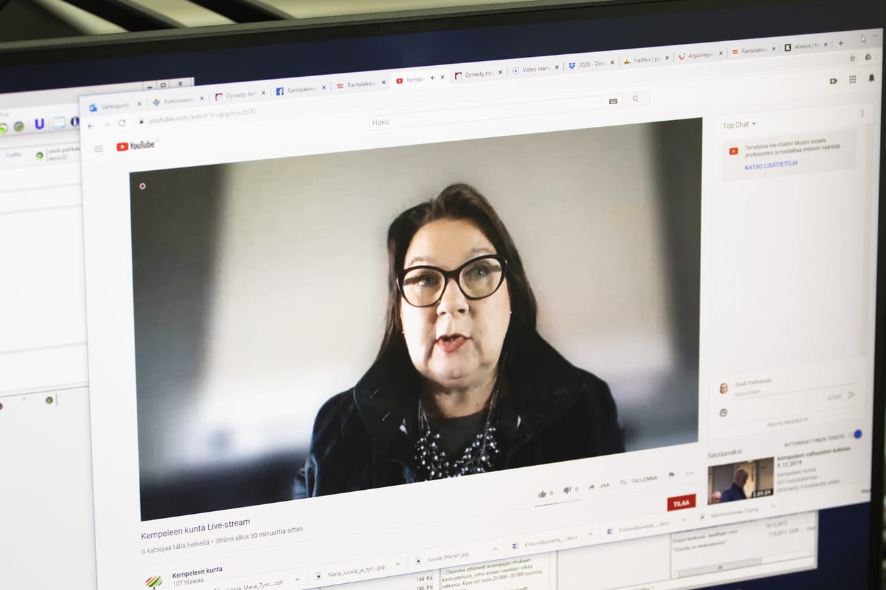 Valtuuston puheenjohtaja Pia Hanski (kok.) johti valtuustoa poikkeuksellisesti etänä. Edellisessä valtuustossa muutettiin hallintosääntöä, jotta etäkokousten järjestäminen onnistuu.