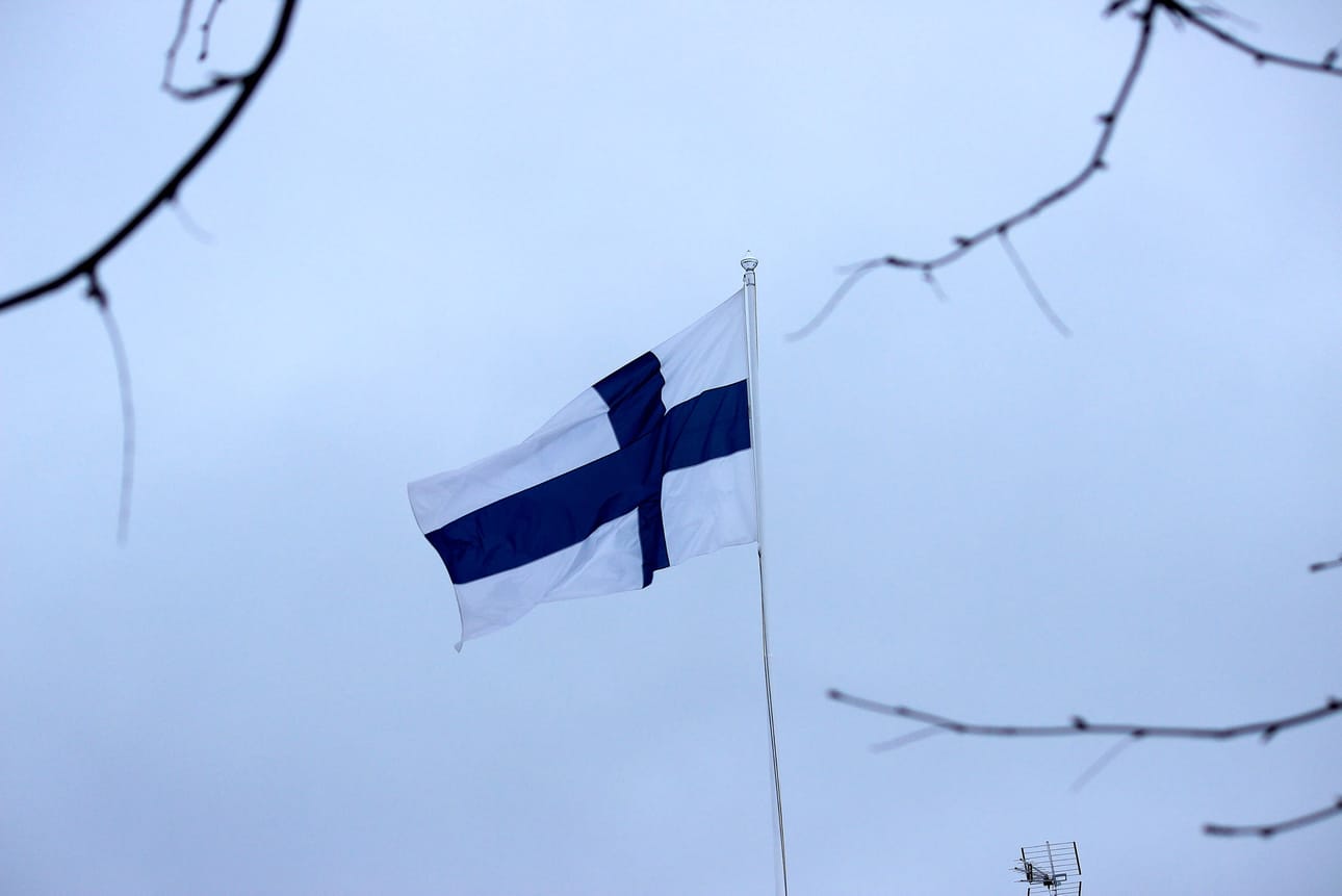 Suomen lipun halutaan liehuvan Isojoella myös vakiintuneina liputuspäivinä. Arkistokuva.