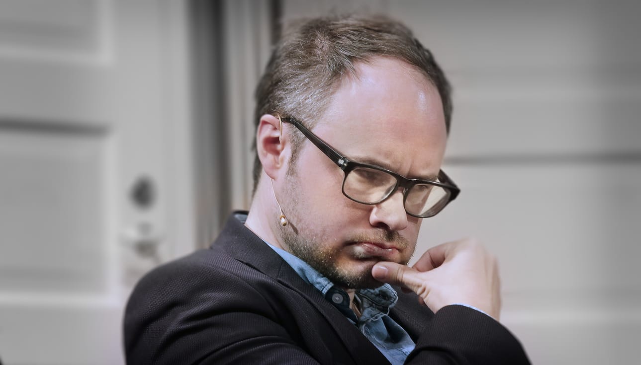 Tuomas Enbuske ajoi sähkötolppaan Sievissä maanantaina.