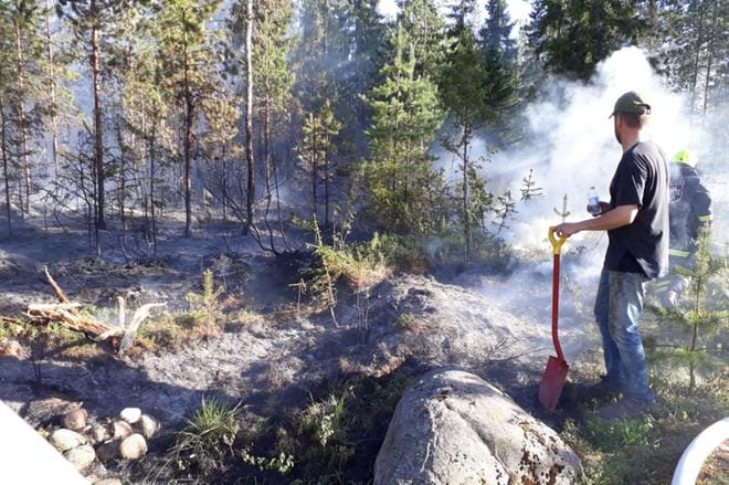 Lähellä omakotitaloa syttynyt palo saatiin nopeasti taltutetuksi Peruksessa. KUVA: TAUNO RIIHILUOMA