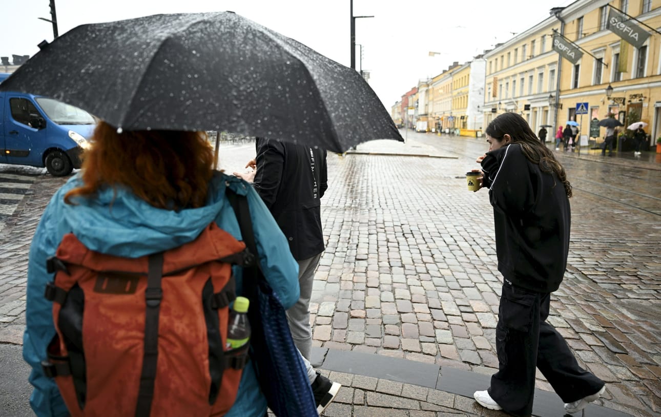 Sateet painottuvat aamun ja päivän aikana erityisesti Länsi-Suomeen, mutta myös maan etelä- ja keskiosissa sataa runsaasti. LEHTIKUVA / Heikki Saukkomaa