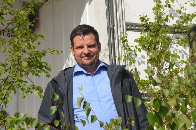 Viime viikolla on aloittanut työnsä Kauhavan ja Lapuan yhteisen kaksivuotisen omistajanvaihdoshankkeen projektipäällikkö Pasi Mäenpää. Hän oli tapaamassa yrittäjiä ja sidosryhmiä kesämarkkinoilla. KUVA: OUTI RANTALA
