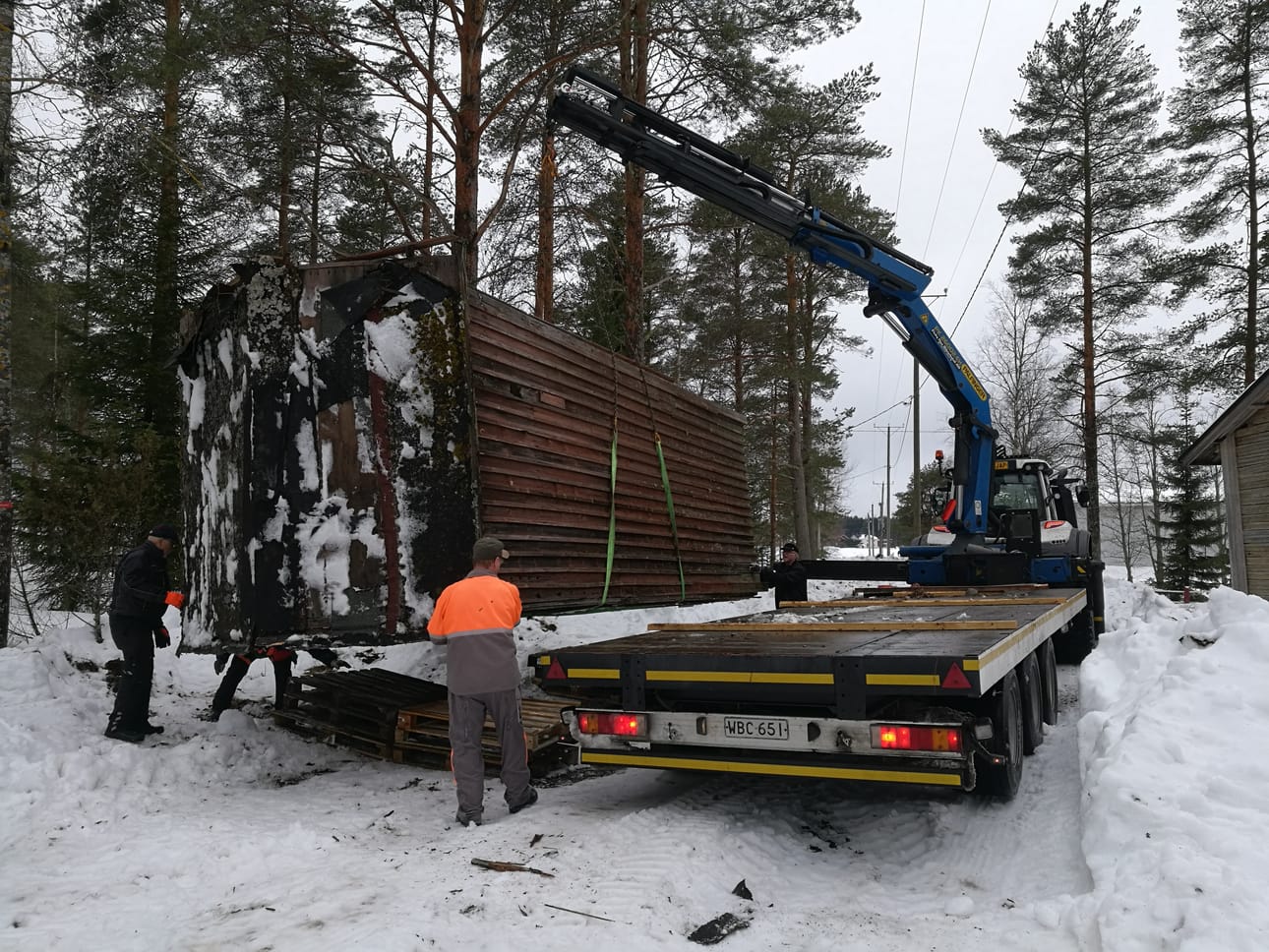 Vanha puutornimuuntaja siirrettiin Oulaisten Hirsiperältä perinnekeskukseen.