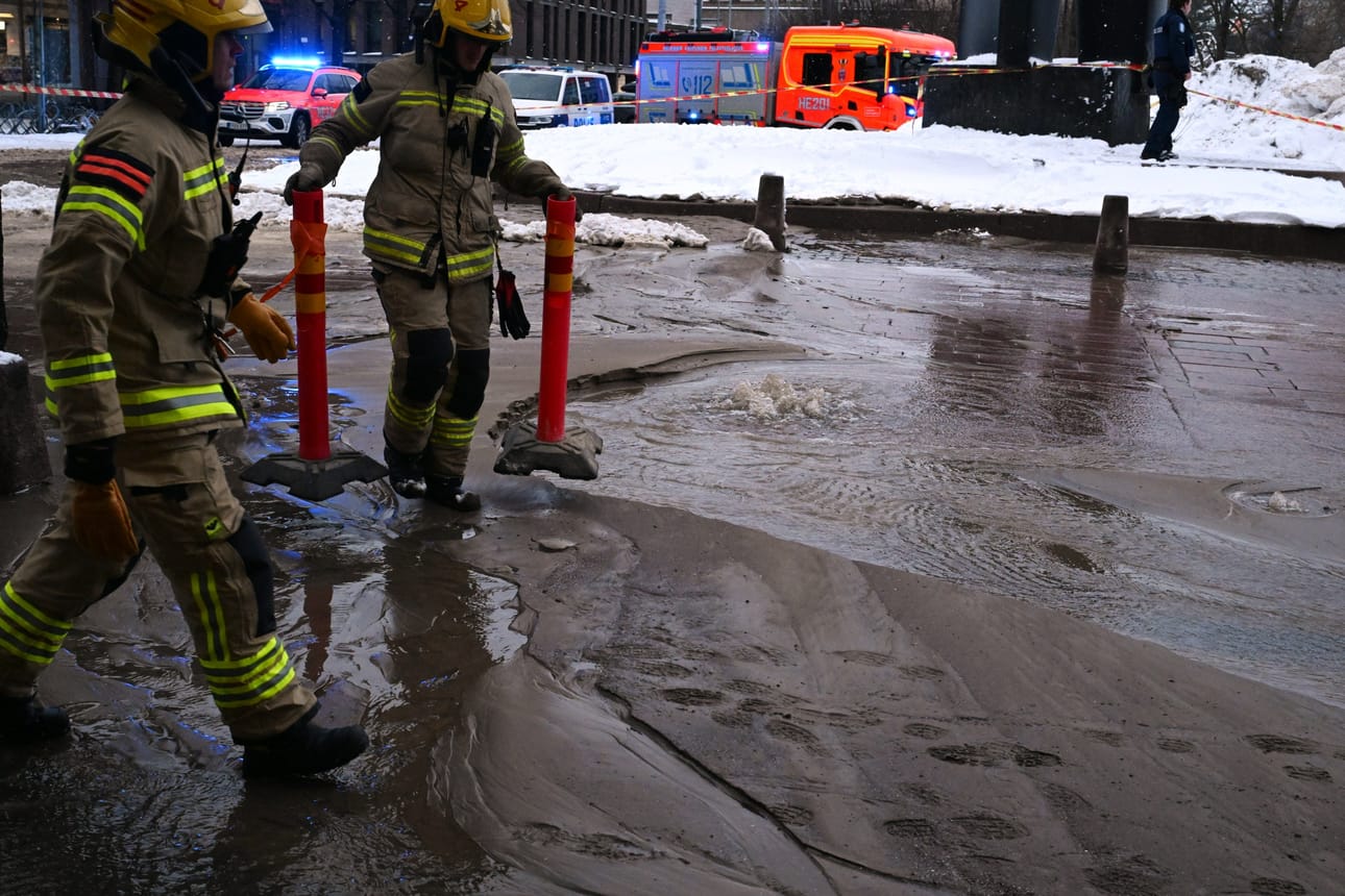 Lauhtuva ilma aiheutti maanantaina Helsingissä putkirikon, joka sai aikaan tulvia keskustan alueella. LEHTIKUVA / JUSSI NUKARI