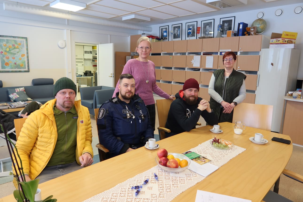 Kyläpäällikkö Harri Niskanen (vas.), vanhempi konstaapeli Tommi Turunen, Rukakeskuksen turvallisuusvastaava Teemu Torvinen, Rukan koulun rehtori Kati Savolainen (oik.) ja takana Lapponia Safety Oy:n toimitusjohtaja Jenni Lindgren miettivät yhdessä, miten Rukan alueella tapahtuvaa ilkivaltaa saataisiin vähennettyä.