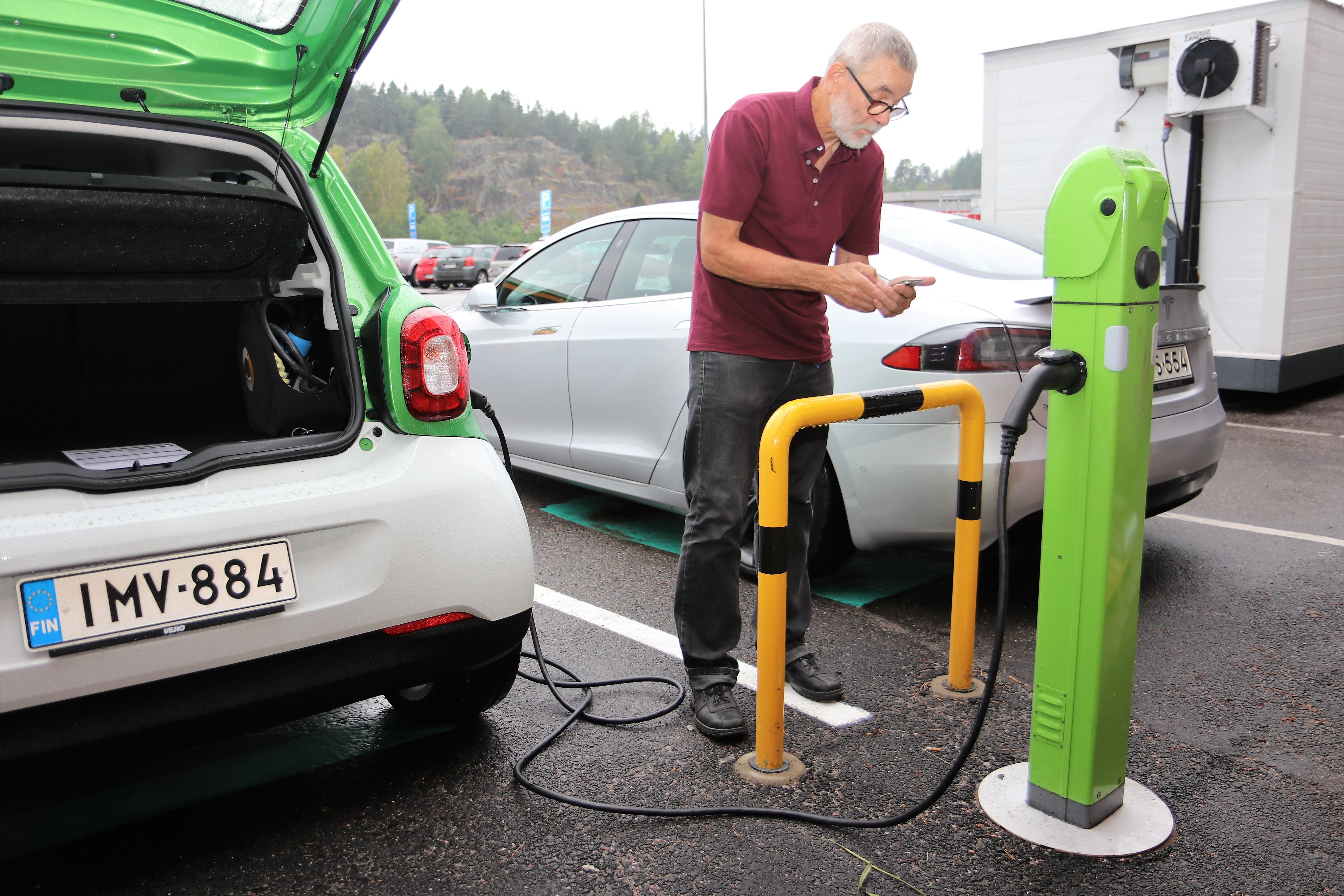 Clas von Bell yritti auto- ja liikennetoimittajien sähköautotapahtumassa tunnistautua oikein Fortumin latauspalveluun. Onnistuihan se, kymmenen minuutin ahkeran pohtimisen jälkeen.