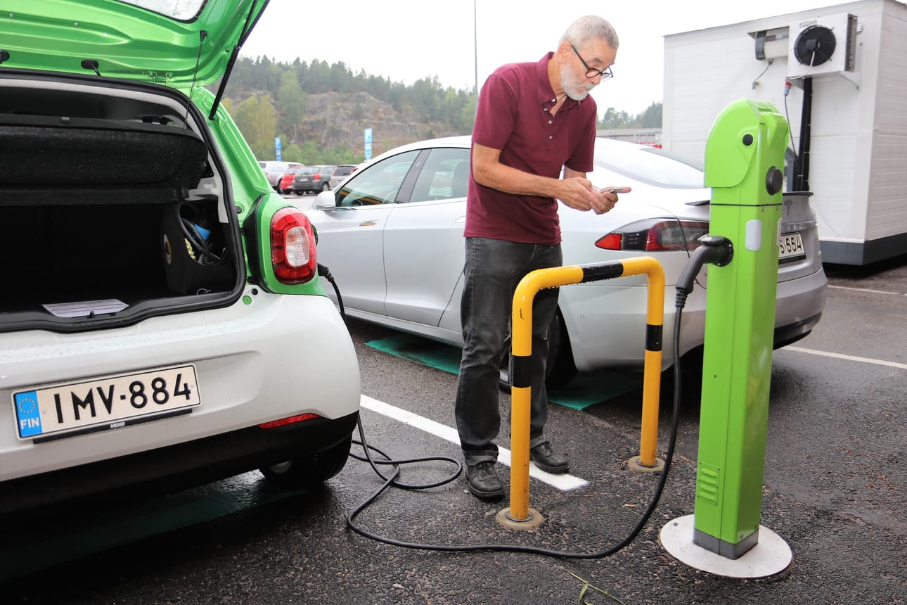 Clas von Bell yritti auto- ja liikennetoimittajien sähköautotapahtumassa tunnistautua oikein Fortumin latauspalveluun. Onnistuihan se, kymmenen minuutin ahkeran pohtimisen jälkeen.