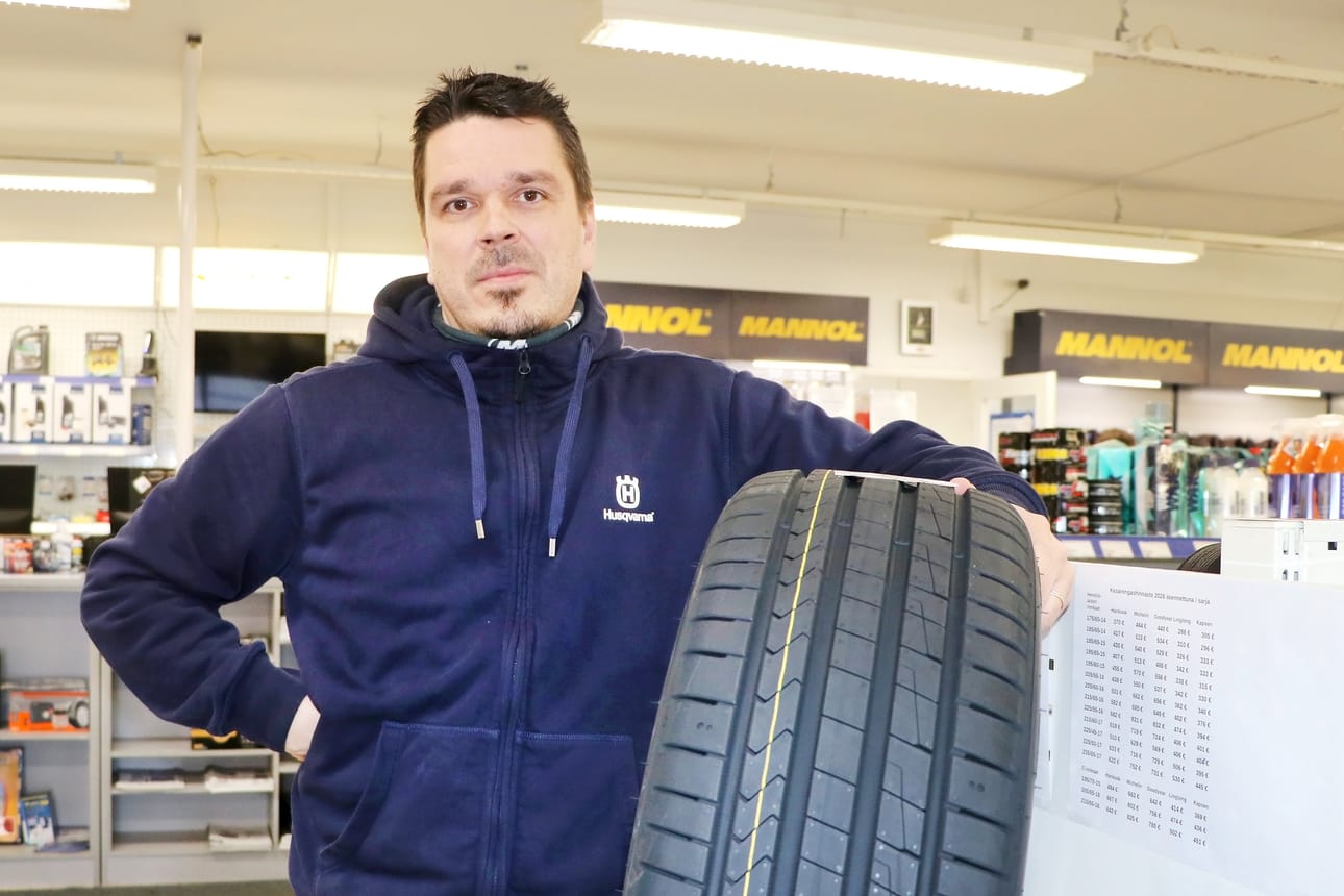Järviseudun Varaosan yrittäjä Tuomo Lammi neuvoo vaihtamaan renkaat ajoissa. Varsinkin keväisin teillä on paljon vettä ja vesiliirtoon lähdetään helpommin sileillä renkailla.