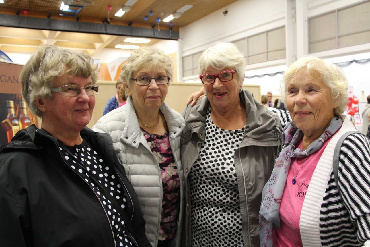 Pyhäjokiset Aino Helaakoski, Marjatta Karkulahti, Laura Salmela ja Tuulikki Mattila viihtyvät messuilla.