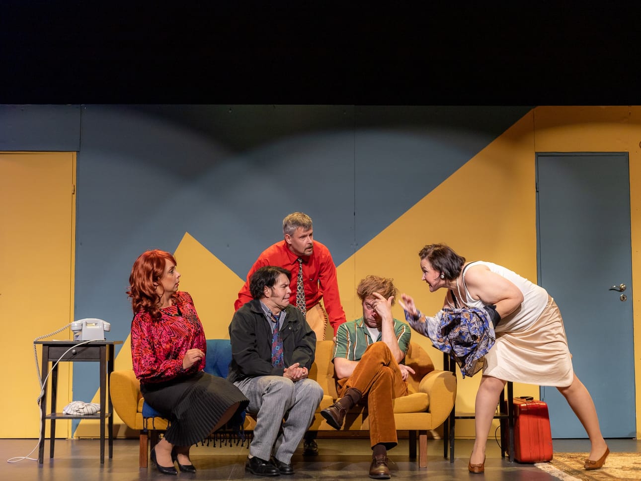 Kaverukset John, Ville Orttenvuori ja Stanley, Rami Mäkilaine koettavat selvittää Johnin vaimoille Juulia Soidinaholle ja Jenni Kohtalalle, ettei kaikki ole sitä miltä näyttää. Jaakko Väisälän poliisi toimii erotuomarina.