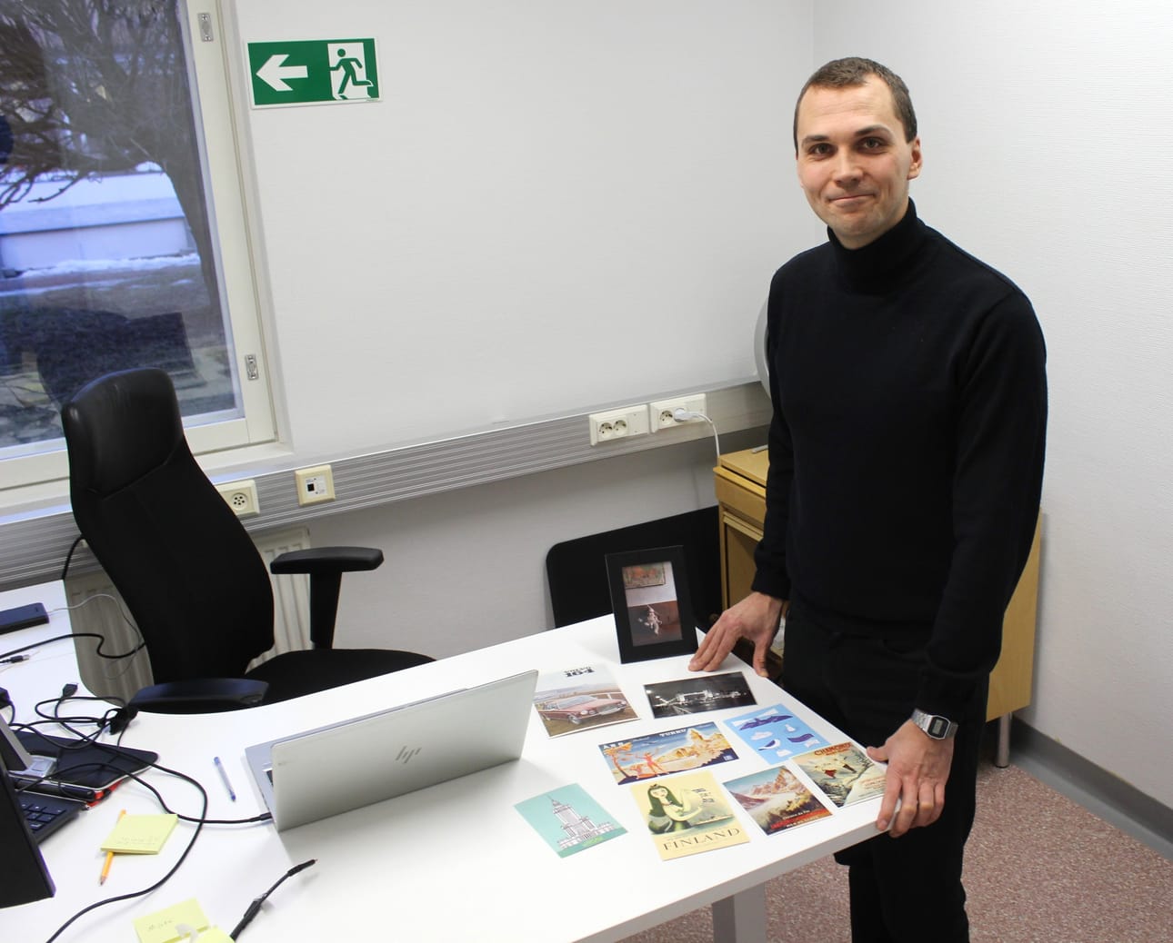 Jonas Söderlund on tuonut kotoaan valokuvia ja kortteja, jotka koristavat pian uutta työhuonetta Kaskisissa. Yksi kuva on Turusta, missä hän asui 10 vuotta. Yhdessä kortissa on Varsovan maamerkki eli valtava Stalinin hampaana tunnettu tornimainen rakennus. Varsova on paljon reissanneelle Söderlundille tuttu paikka, vaikkei lukeudukaan hänen suosikkikaupunkiensa joukkoon.