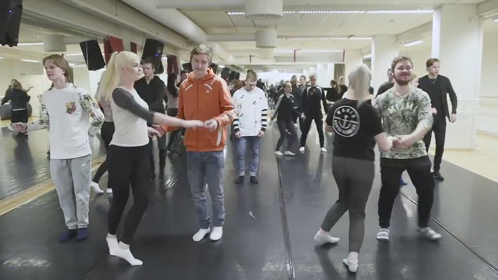 Rovaniemen ammattilukiolaisten vanhojen tanssien harjoitukset