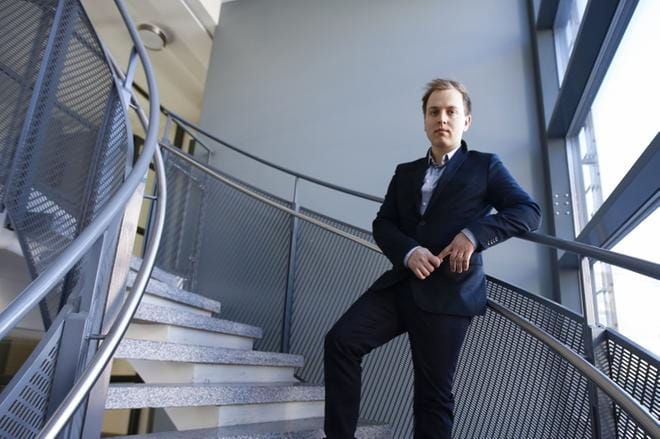 Sijoituskirjailija Jukka Oksaharjun laatusijoittamiseen keskittyvä teos ilmestyy ensi kuussa. Samalla hän viimeistelee ensi syksynä valmistuvaa väitöskirjaansa Vaasan yliopistossa. KUVA: SAMPPA TOIVONEN
