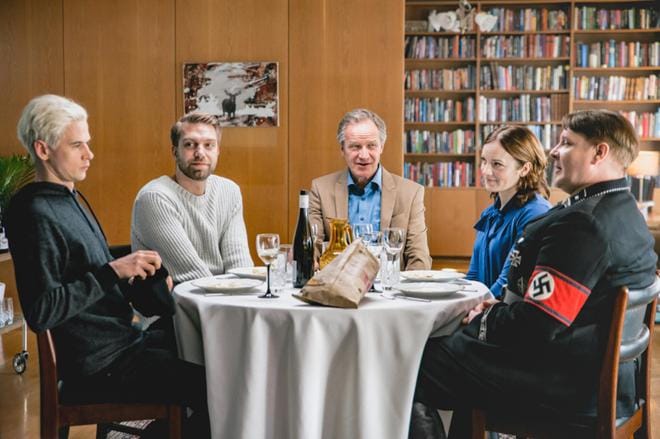 Tauno-isän (Taneli Mäkelä) pöytä on jälleen Sunnuntailounaan tapahtumien keskipiste. KUVA: MTV