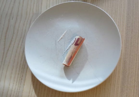 Huumejutun pääosissa olivat perinteiset amfetamiini ja kannabis, mutta rinnalla liikkui myös useita kymmeniä grammoja kokaiinia. Kuvan kokaiini ei liity tapaukseen.