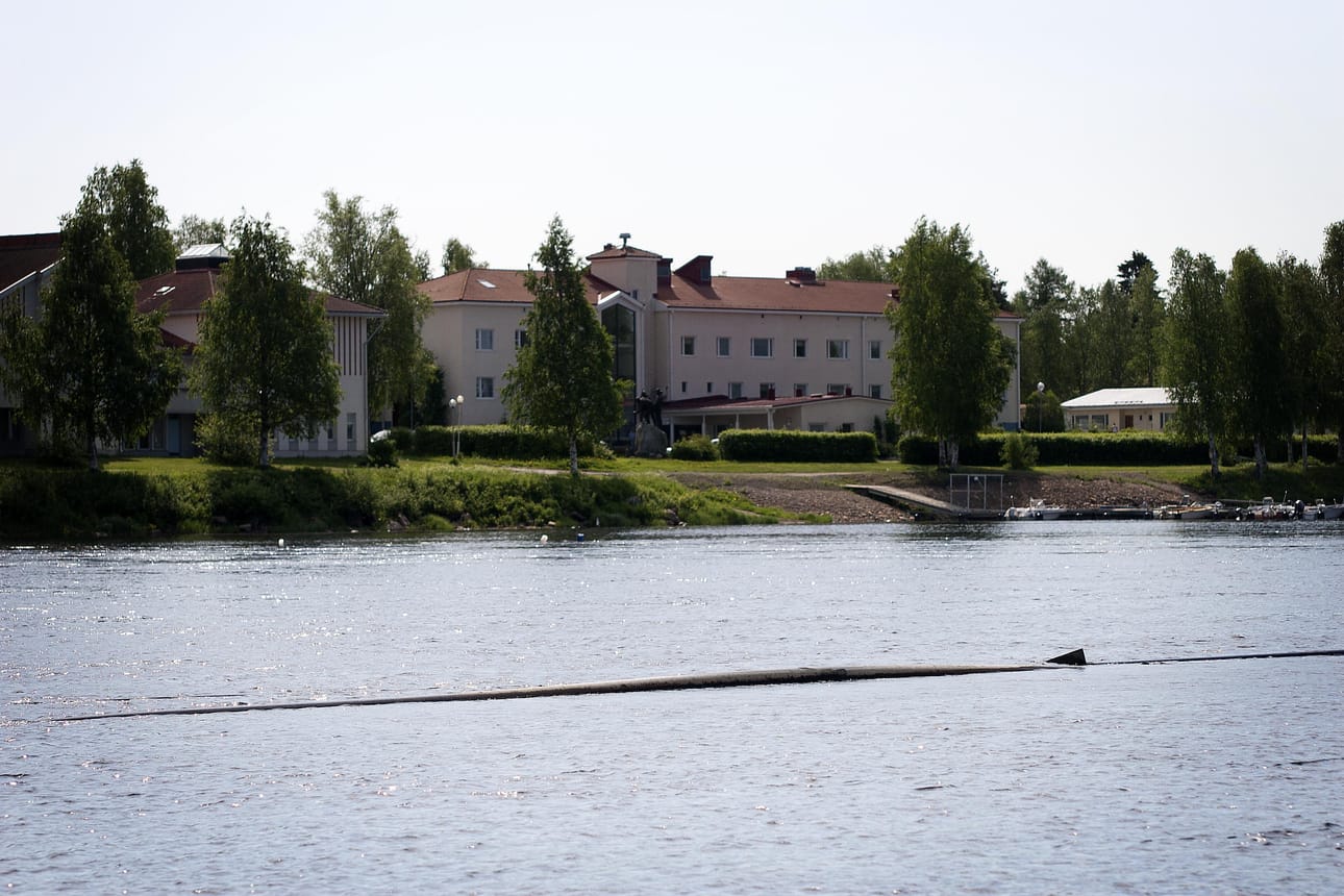 Katkennut vesiputki on kellunut Nätteporin kohdalla Iijoessa jo viikkoja. Putkirikkoa tutkittaessa myös paineviemäri havaittiin rikkoutuneeksi.
