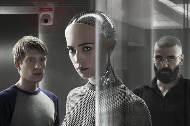 Caleb (Domhnall Gleeson) yrittää pitää tunteensa kasassa Nathanin (Oscar Isaac) luomaa liian todellisen tuntuista androidia (Alicia Vikander) kohtaan elokuvassa Ex Machina. Kuva: TV5