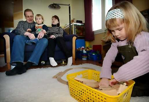 Sari ja Kimmo Hongan mielestä lapsilisä on tärkeä, koska lapsiperheiden menot ovat suuret. Lapset Heikki ja Anni eivät lyö asiasta hanttiin.