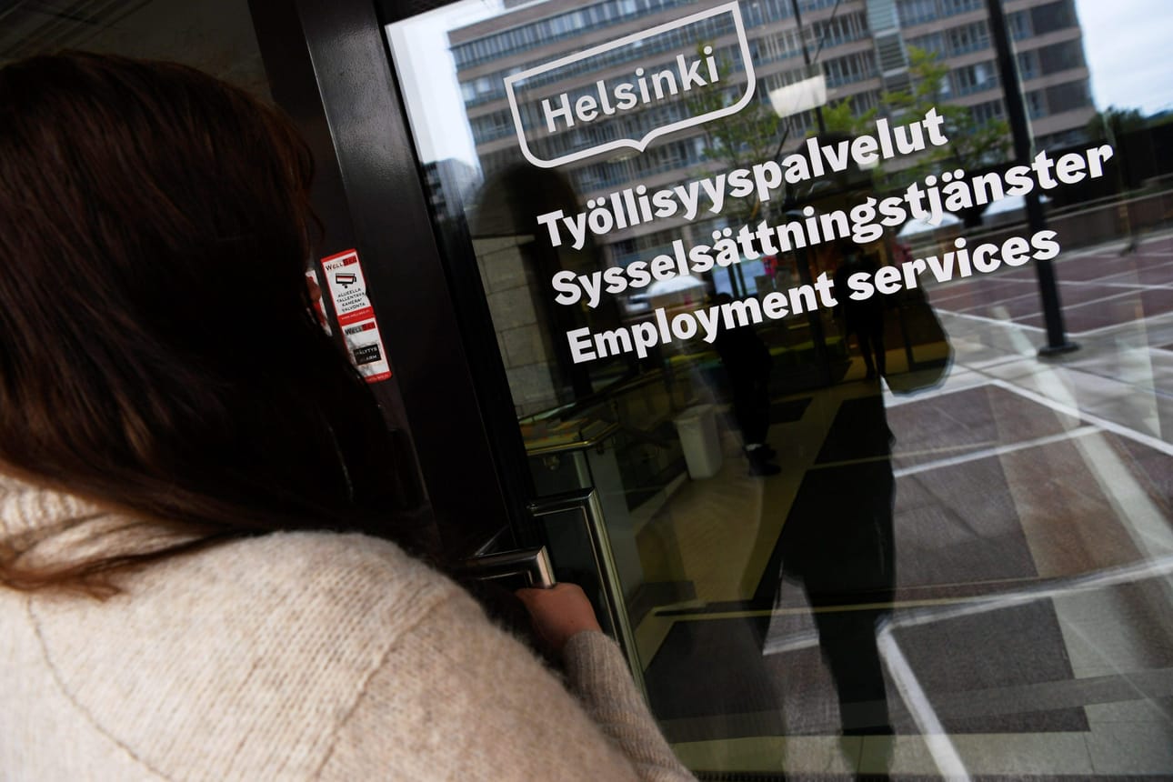 Tilastokeskuksen mukaan työllisiä oli syyskuussa enemmän kuin vuosi sitten ja työttömien määrä pysyi lähes ennallaan. LEHTIKUVA / Antti Aimo-Koivisto