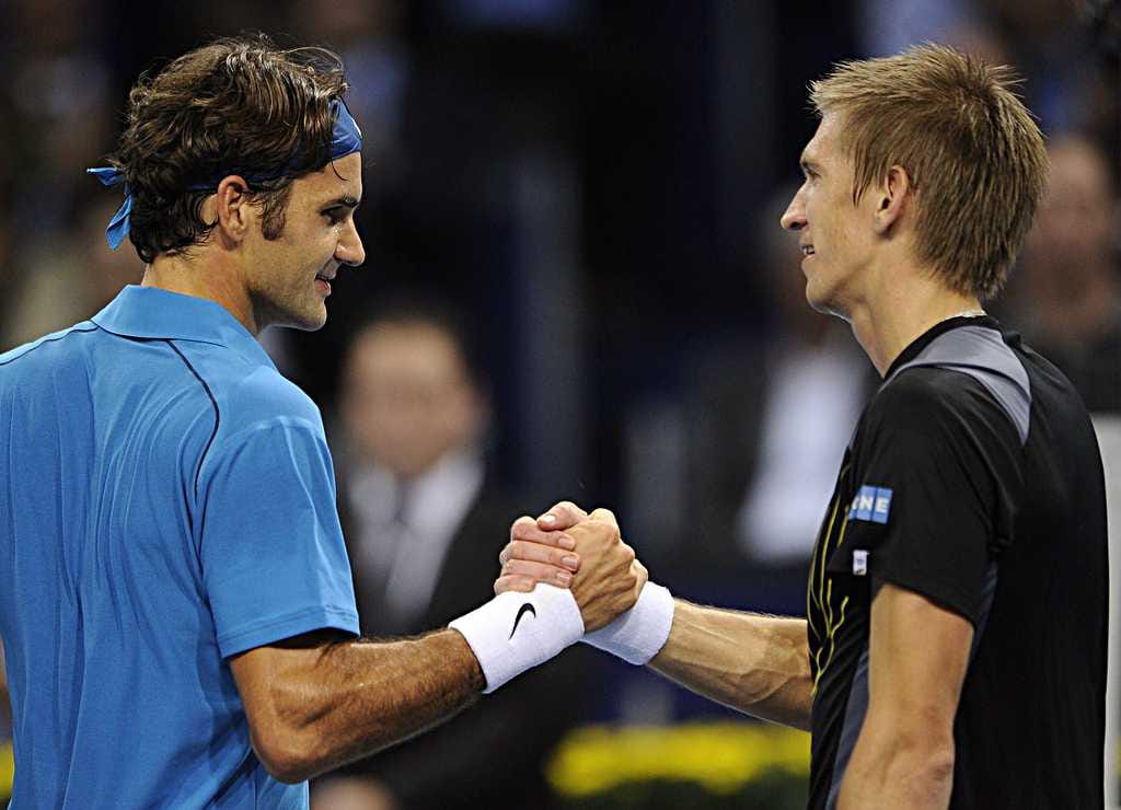 Jarkko Nieminen (oik.) sai historiallisen erävoiton Roger Federeriä vastaan.