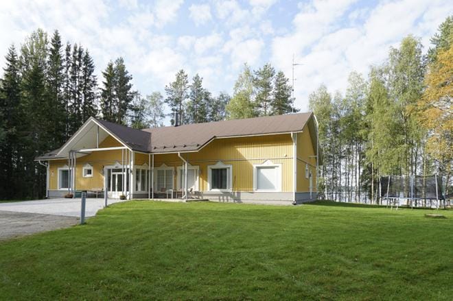 Lehtimäellä sijaitsevan Eskoon sosiaalipalvelujen kuntayhtymän leirikeskuksen päärakennus on vuodelta 2009. Edellinen paloi 2000-luvun puolivälissä. Kuva: Timo Aalto