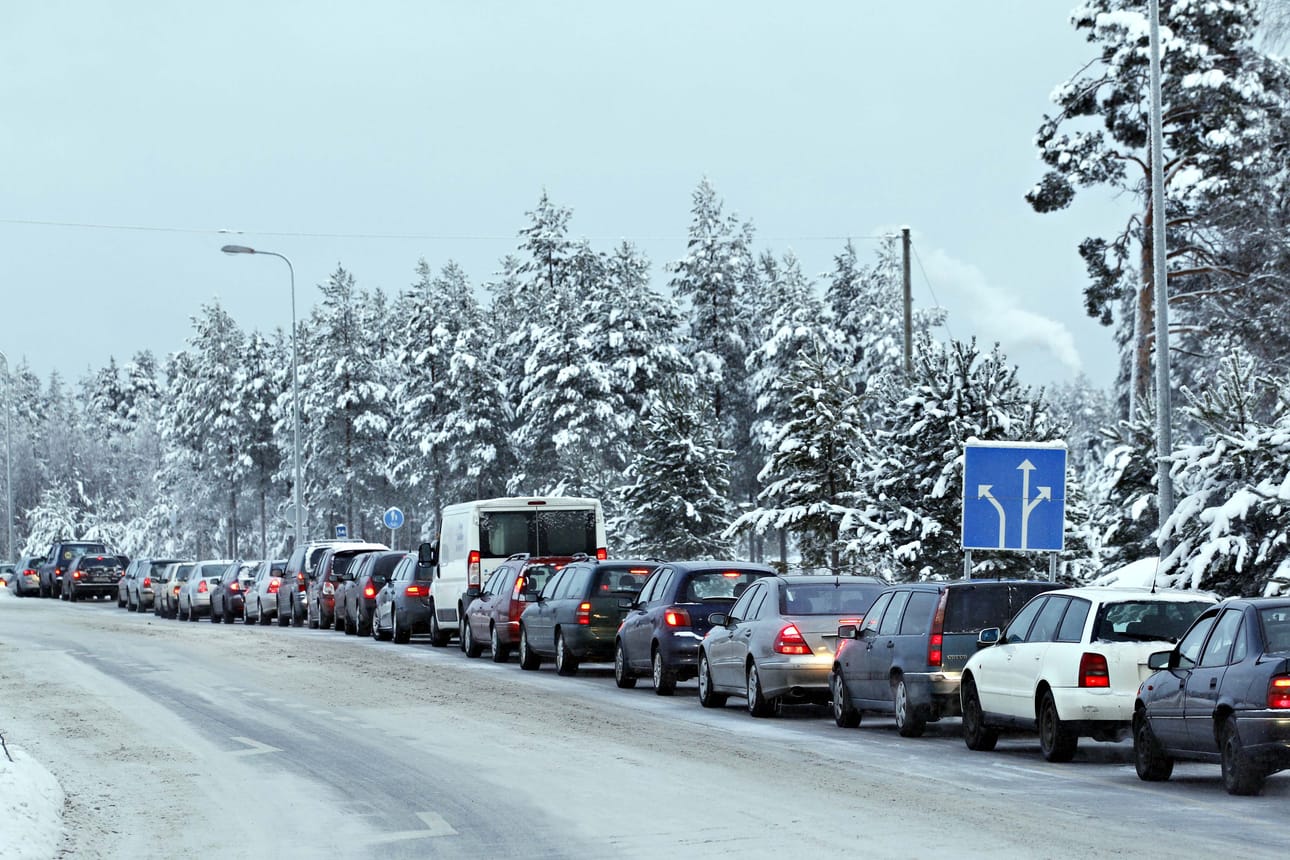 Jonot venyivät kilometrien mittaisiksi.