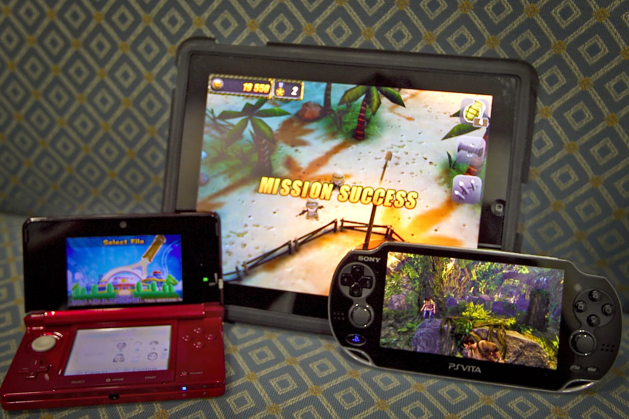 Nintendo 3DS, Apple iPad ja Sonyn PS Vita jakavat kannettavien pelikoneiden herruuden. Jokaisessa laitteessa on kosketusnäyttö, jota käytetään kokonaan tai osittain pelien ohjaamiseen.