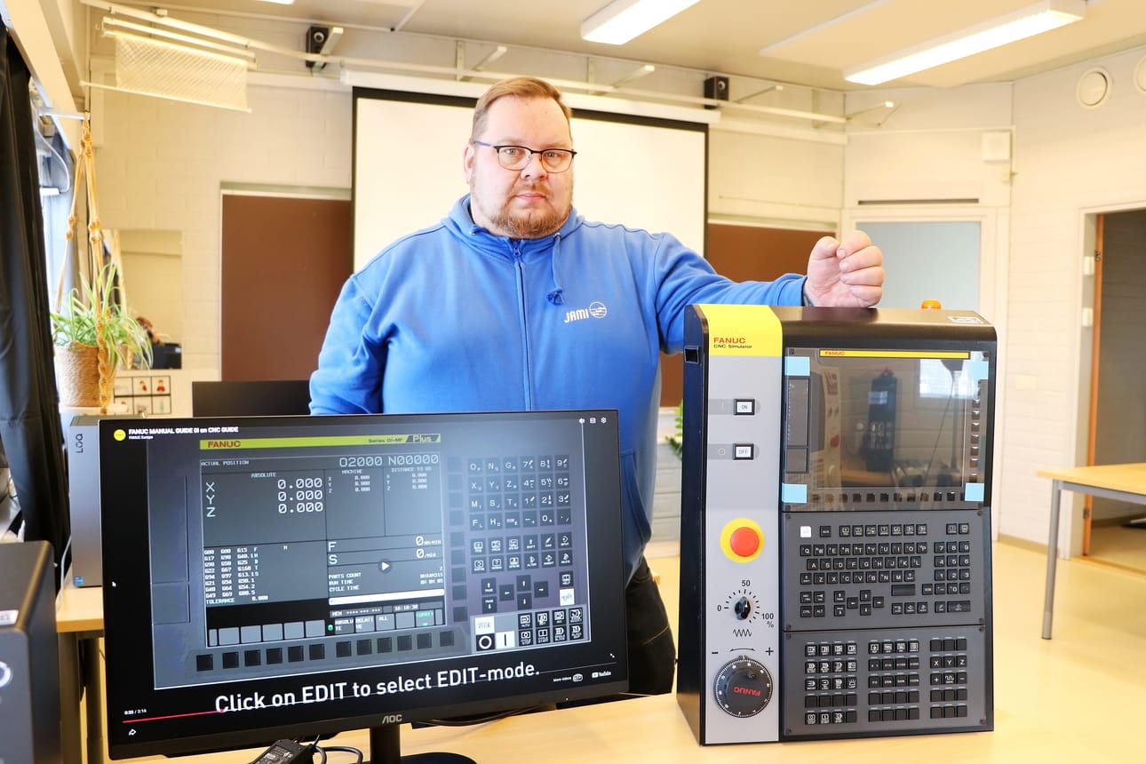 Timo Ojala pitää tekniikan kehittymistä merkittävänä sekä kustannusten vuoksi että opiskelun tehokkuuden vuoksi. CNC-koneistusta opiskellaan aluksi simulaattorilla.