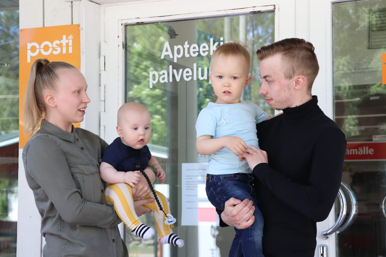 Paavolan uusi kauppiasperhe. Viiden kuukauden ikäinen Niklas ja 2-vuotias Oliver pitävät Emman vielä poissa työmaalta, mutta Markus pääsee jatkamaan hommia heinäkuussa.
