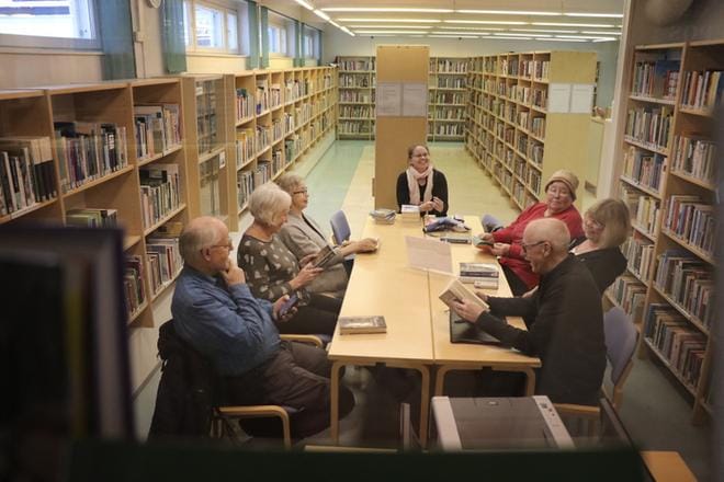 Anne Kärki pitää Lehtimäen kirjastossa Järvi-Pohjanmaan kansalaisopiston kirjallisuuspiiriä. Mukana ovat olleet muun muassa Esa Rantakangas (vas.), Arja Paimen, Leena Murtomäki, Johanna Suutala, Liisa Nygård ja Harri Pihlaja. KUVAT: JOHANNA KATAJA