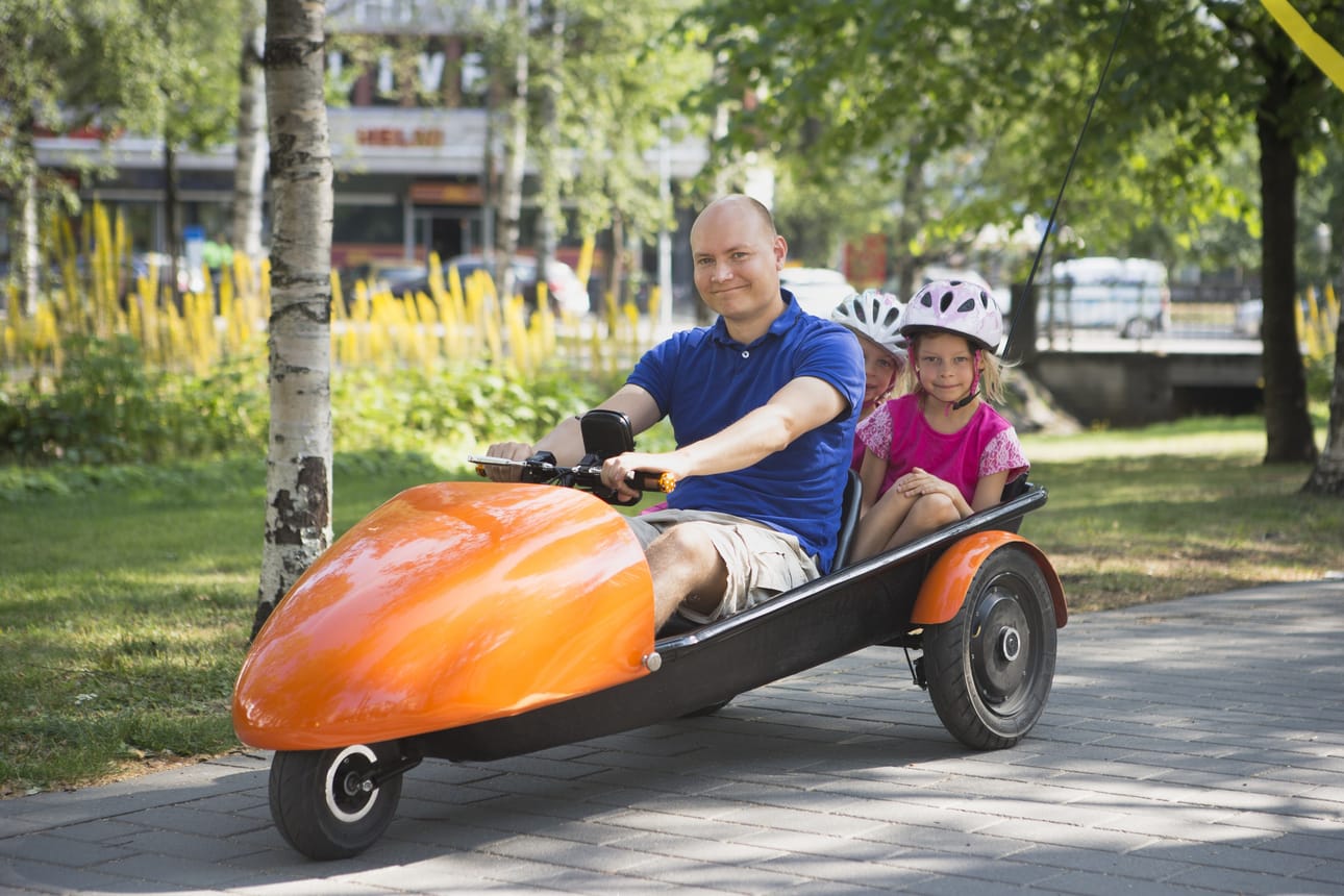 Yrittäjä Samuel Kuosmanen on saanut ohikulkijoilta paljon kysymyksiä Sledgolla ajellessaan. – Yleisin kysymys on varmaan se, että mikä tuo härveli on, hän naureskelee. Myös 7-vuotiaat kaksoset Diana ja Linda ovat ajaneet Sledgolla, jopa itsekseen.
