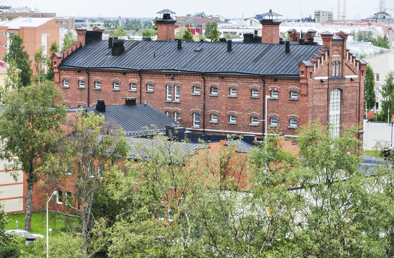 Kaksi vankia karkasi Oulun vankila-alueelta torstain vastaisena yönä.