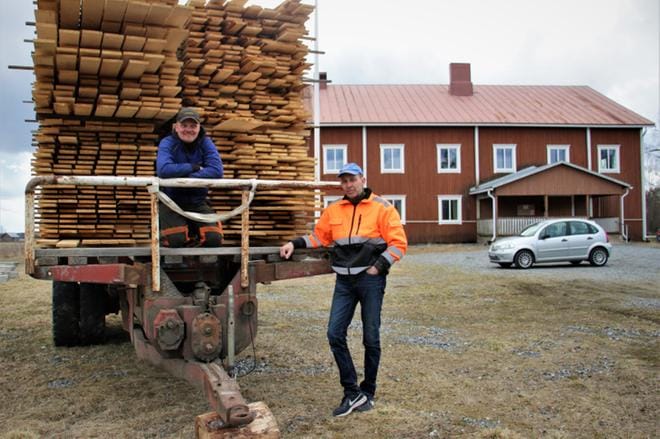 Jussi Rintamäki (vas.) ja Heikki Tuomisto lahjoittivat tukkeja ja urakoivat sahaustalkoissa Niemenkylän nuorisoseurantalolla. KUVAT: JOHANNA JURKKA