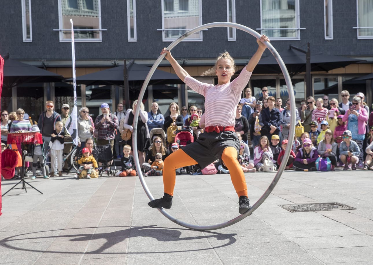 16 kiloa alumiinia ja terästä, siitä on valtava Cyr-rengas tehty. Moni ei sen käyttöä hallitse. Senja Meriläinen on harjoitellut myös Cyr-renkaan käyttöä hulavanteena.
