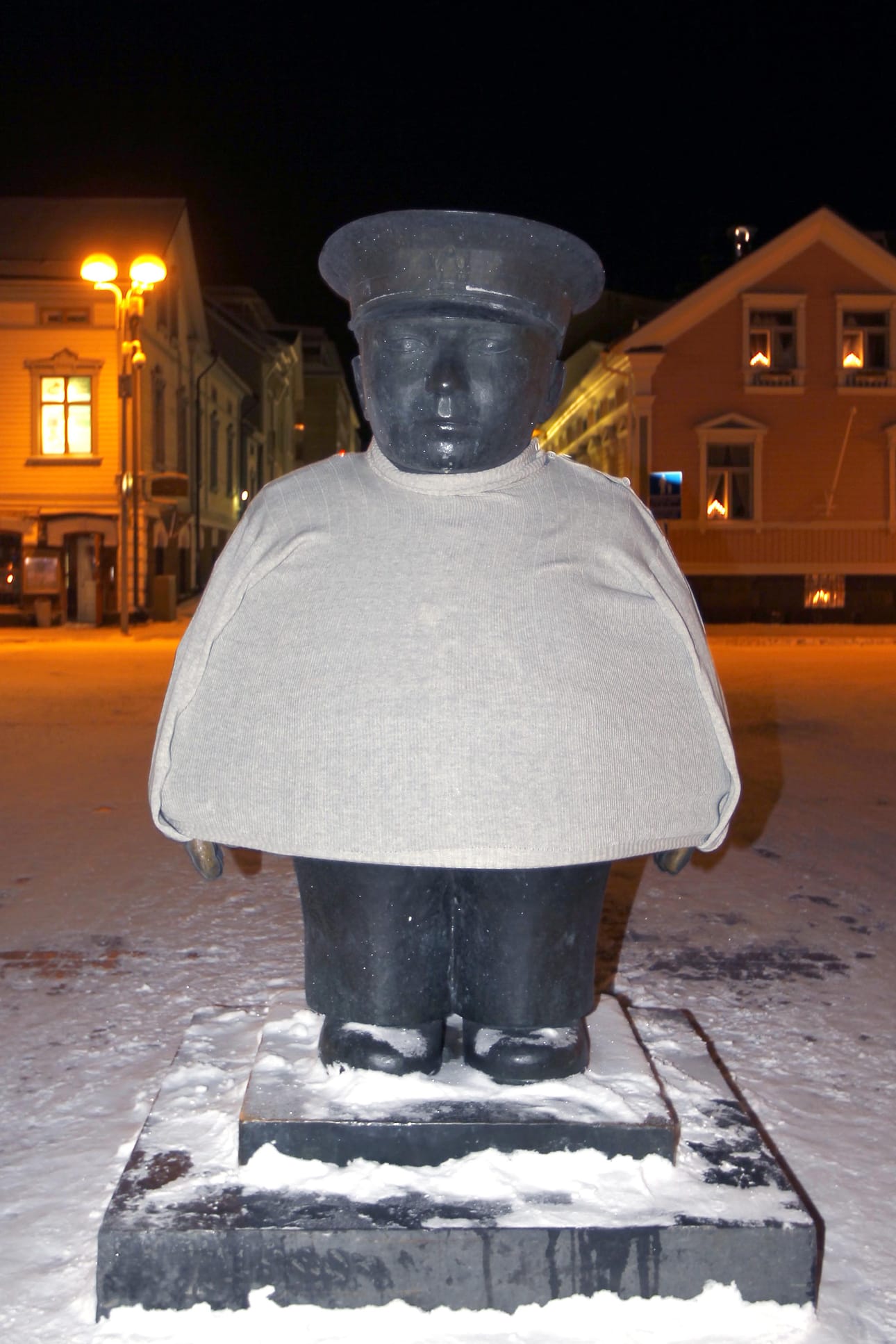 Toripolliisi sai villapuseron.